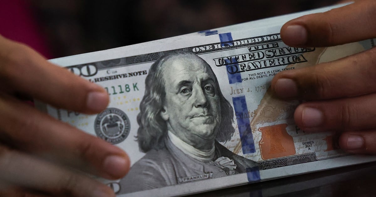 El dólar se mantuvo estable en el Nación mientras el blue cerró en 1.550 pesos y el real profundizó su fortaleza