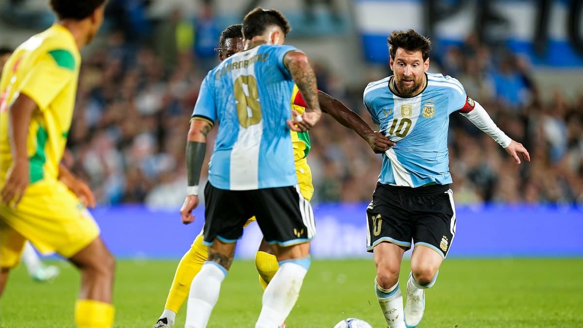 Otamendi la rompe y le regala una sonrisa a Messi en su noche Monumental