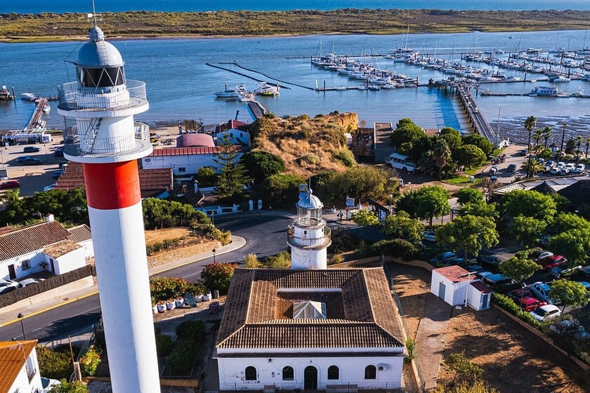 El Rompido, el balneario onubense que marida coquinas, ferry y dos siglos de faros en la desembocadura del Piedras