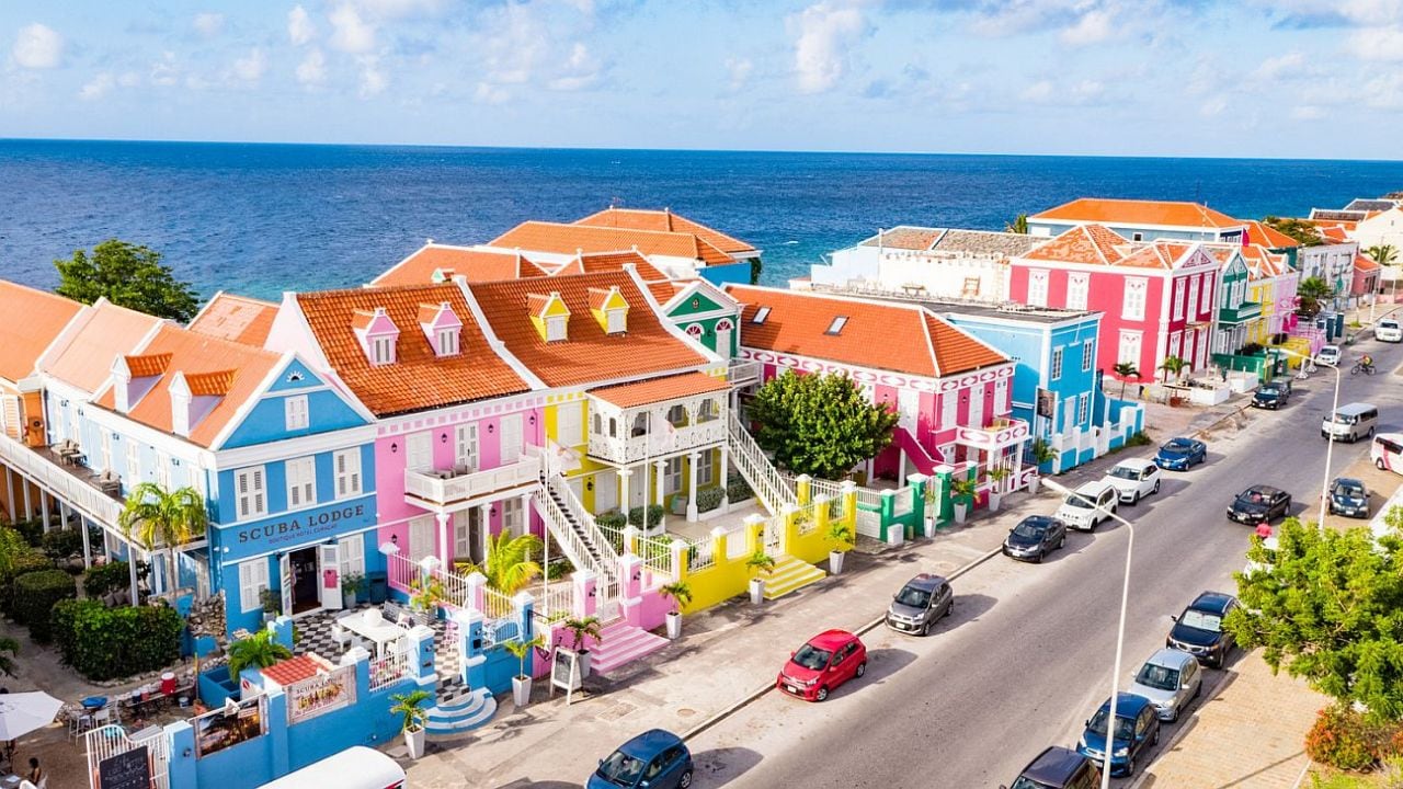 Curazao, la isla del Caribe austral que se recorre por tierra, mar y senderos de piedra volcánica