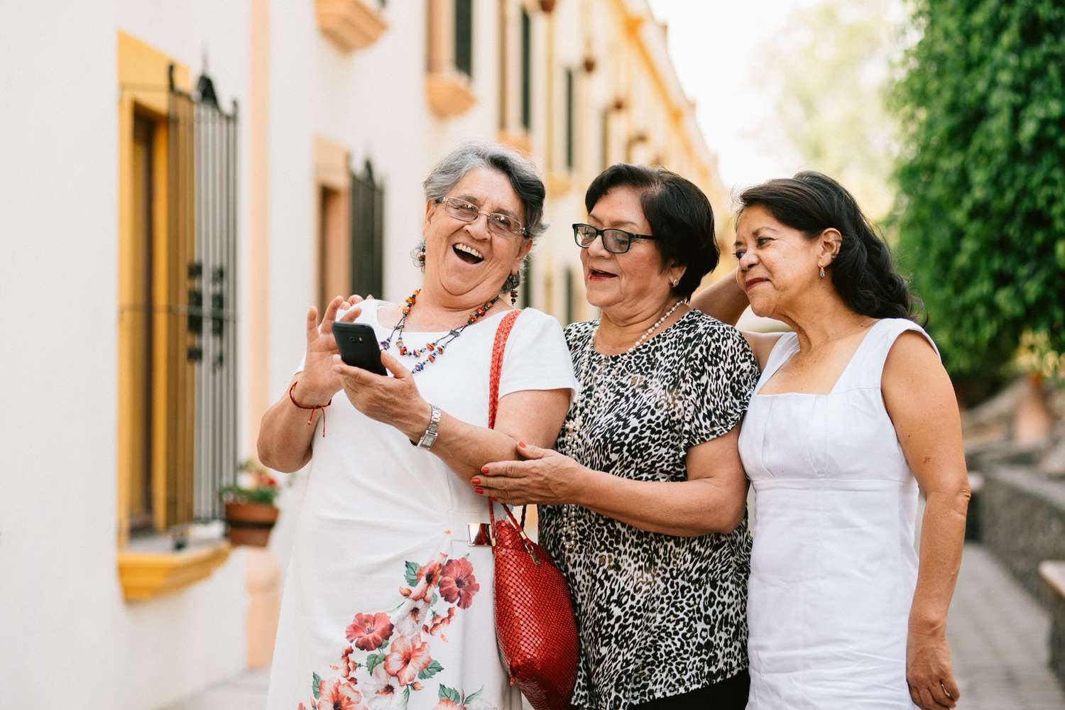 Sandra y Eleanor, dos amigas de 85 años que le hacen honor a la vuelta al mundo