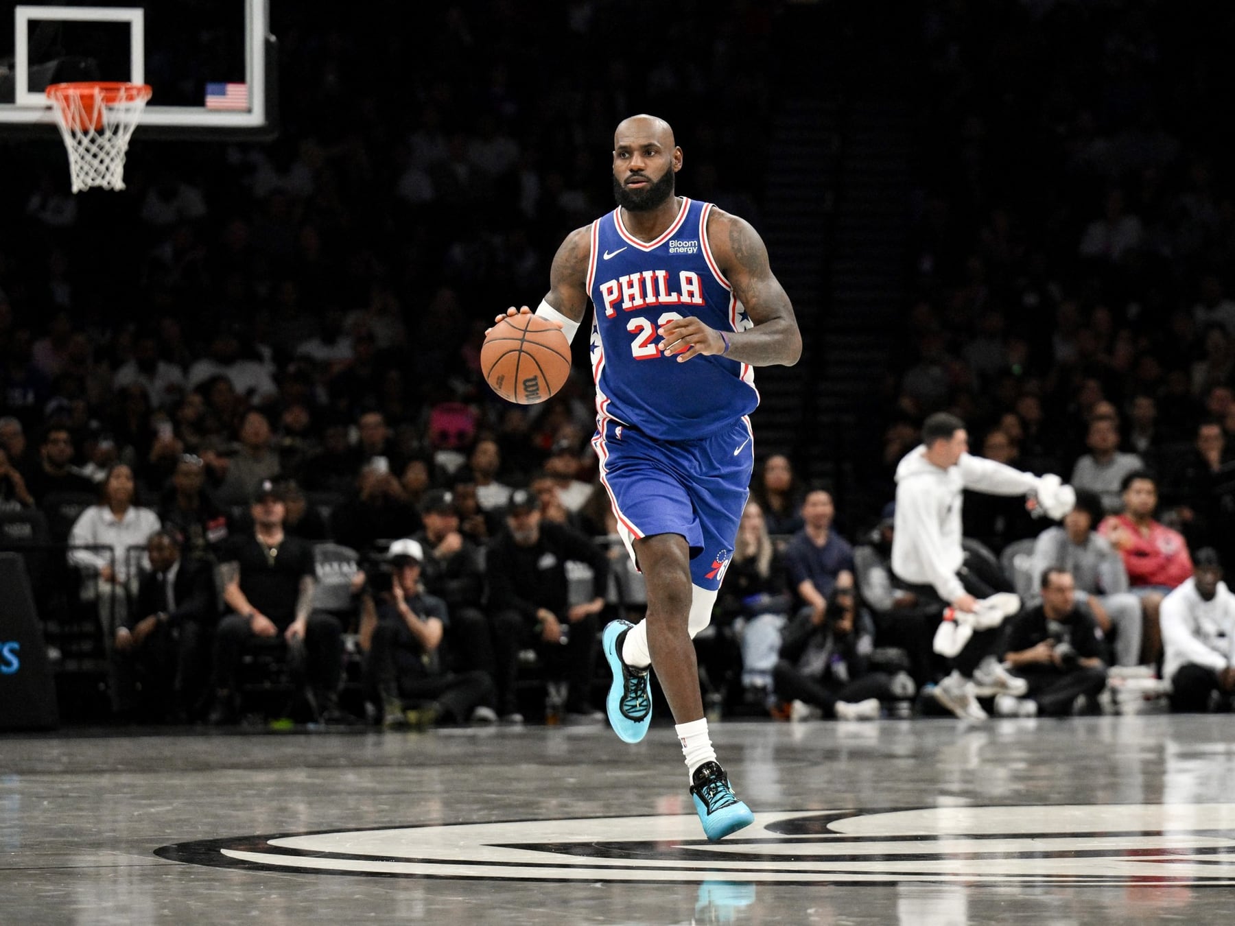 LeBron se puso la camiseta de los Sixers, jugó 18 minutos y se fue aplaudido: el resultado es lo de menos