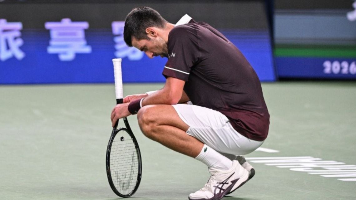 Novak tropezó en Shanghái y ahora la carrera por Torino se le hace cuesta arriba