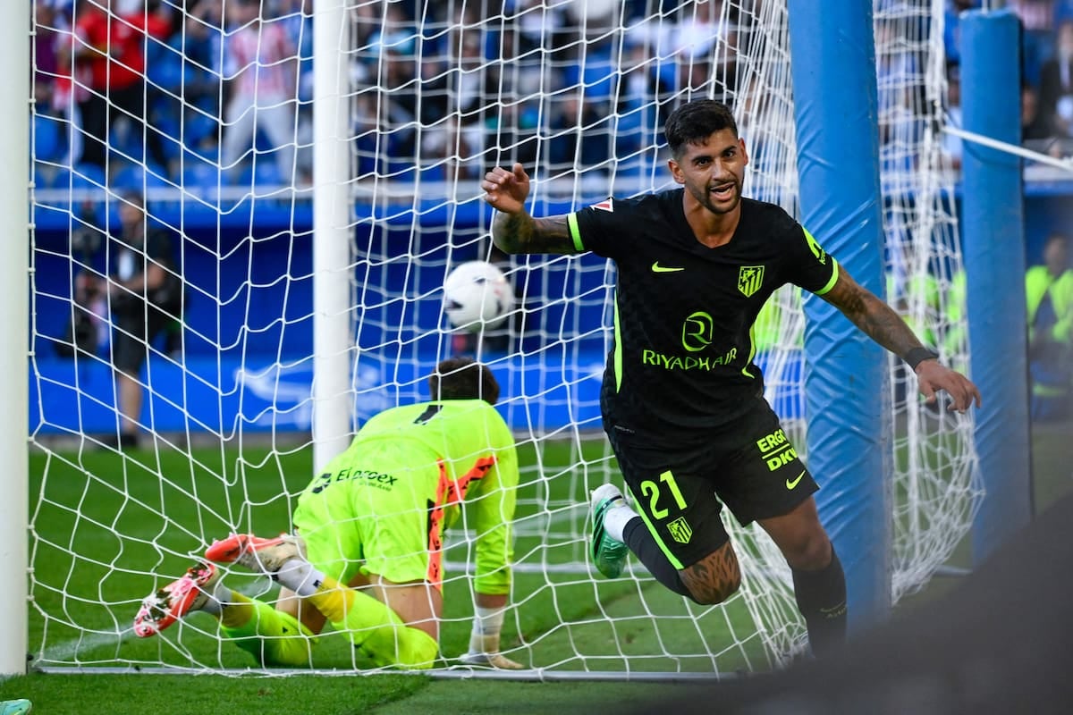 Cuti Romero le regaló al Atlético una victoria con aroma a clásico inglés en Mendizorroza