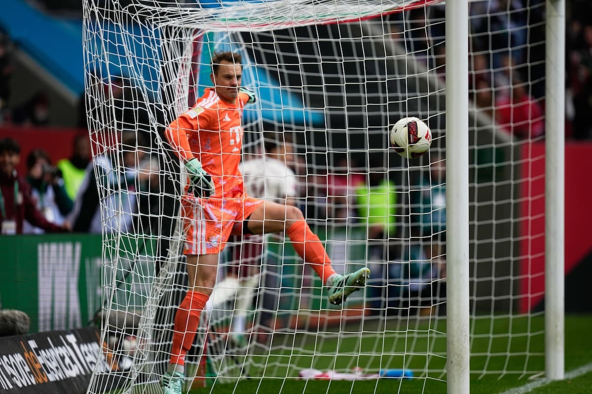 Neuer la regaló dos veces y Bayern se vuelve de Augsburgo con las manos vacías