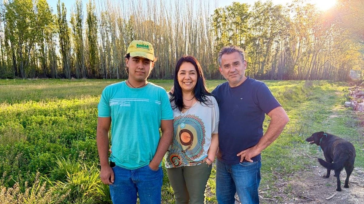 Una pareja, dos sueldos y una chacra: la apuesta de revivir la tierra que les dejó el viejo Ricardo