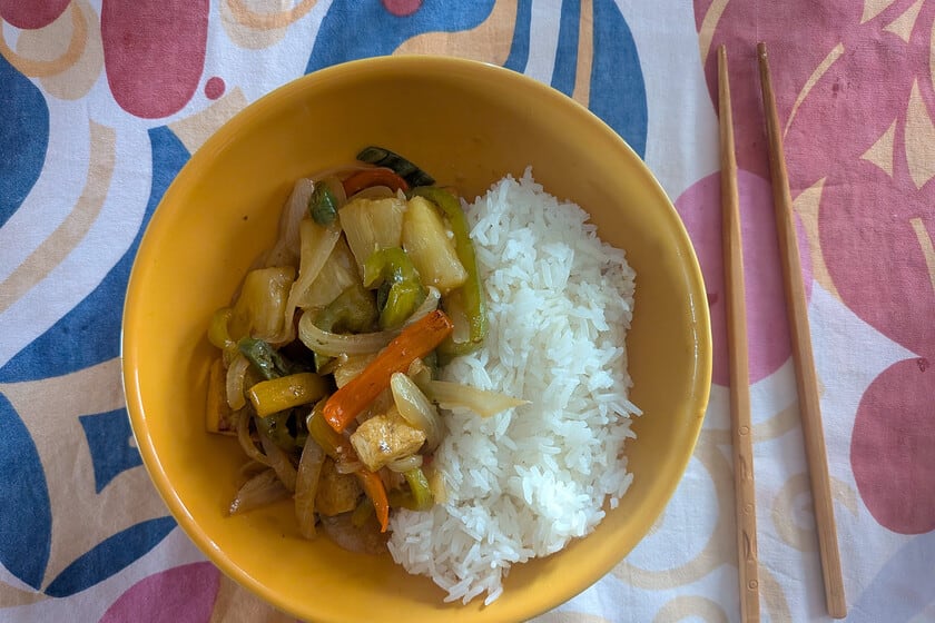 Tofu agridulce con piña: claves para replicar el salteado chino sin resignar sabor