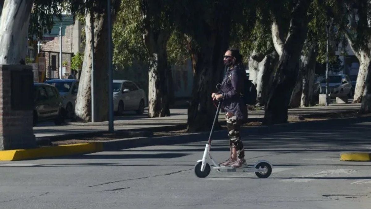Neuquén suma monopatines públicos al centro: una opción ágil para moverse que despierta expectativas entre los vecinos