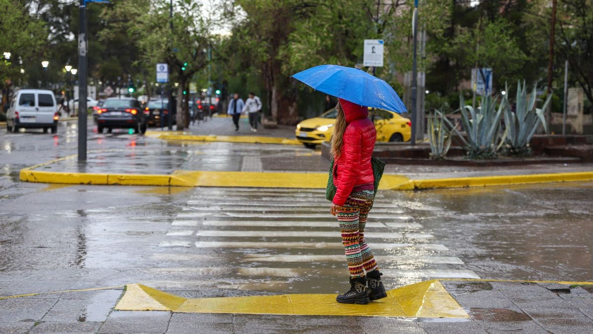 La advertencia naranja se cierne sobre Neuquén y los vecinos empiezan a correr la mirada hacia el cielo