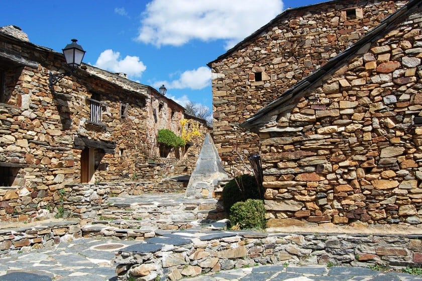 Umbralejo: la aldea de pizarra y cuarcita que la España vaciada recupera piedra a piedra