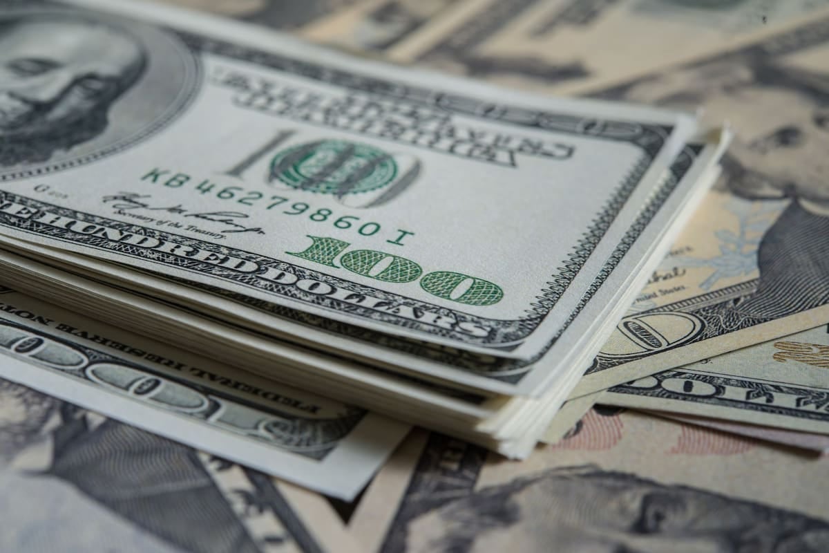 El techo del dólar oficial se recalibra en noviembre y se ubica cerca de los $1.989, con margen amplio sobre el mayorista