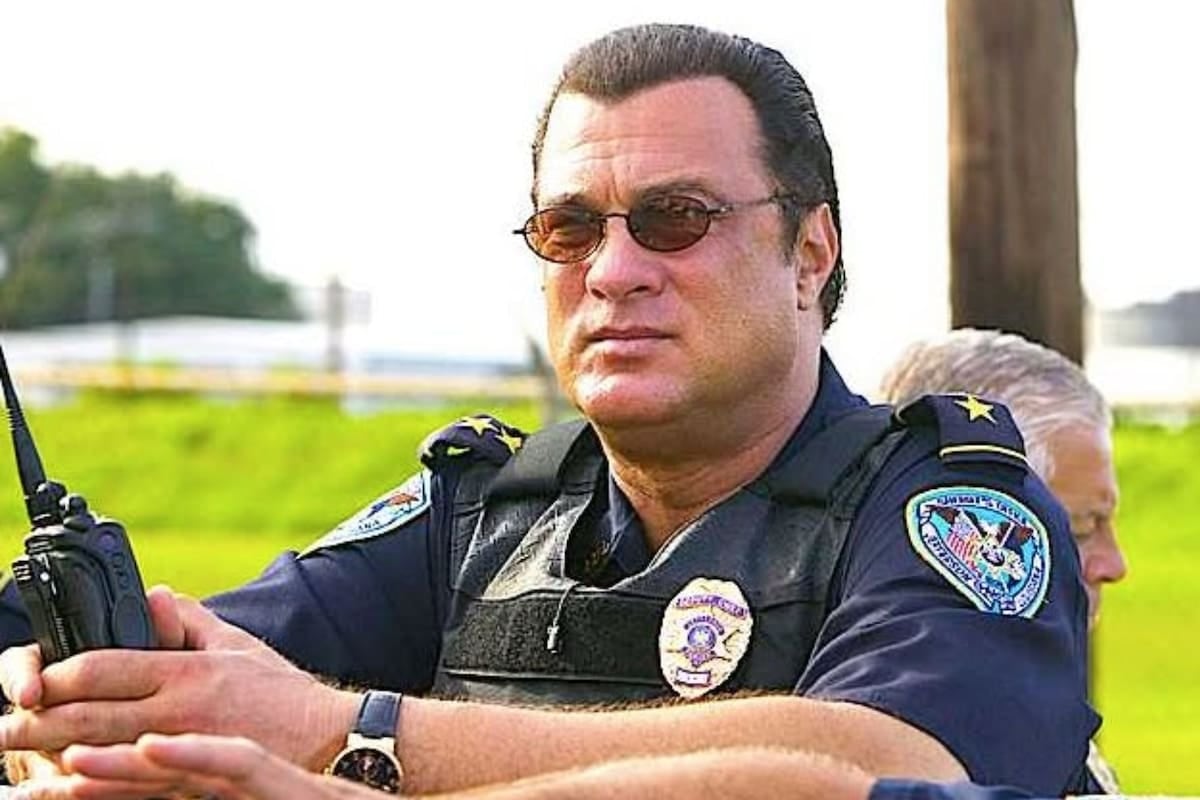Steven Seagal se calzó el cinturón de policía: ahora patrulla la frontera texana