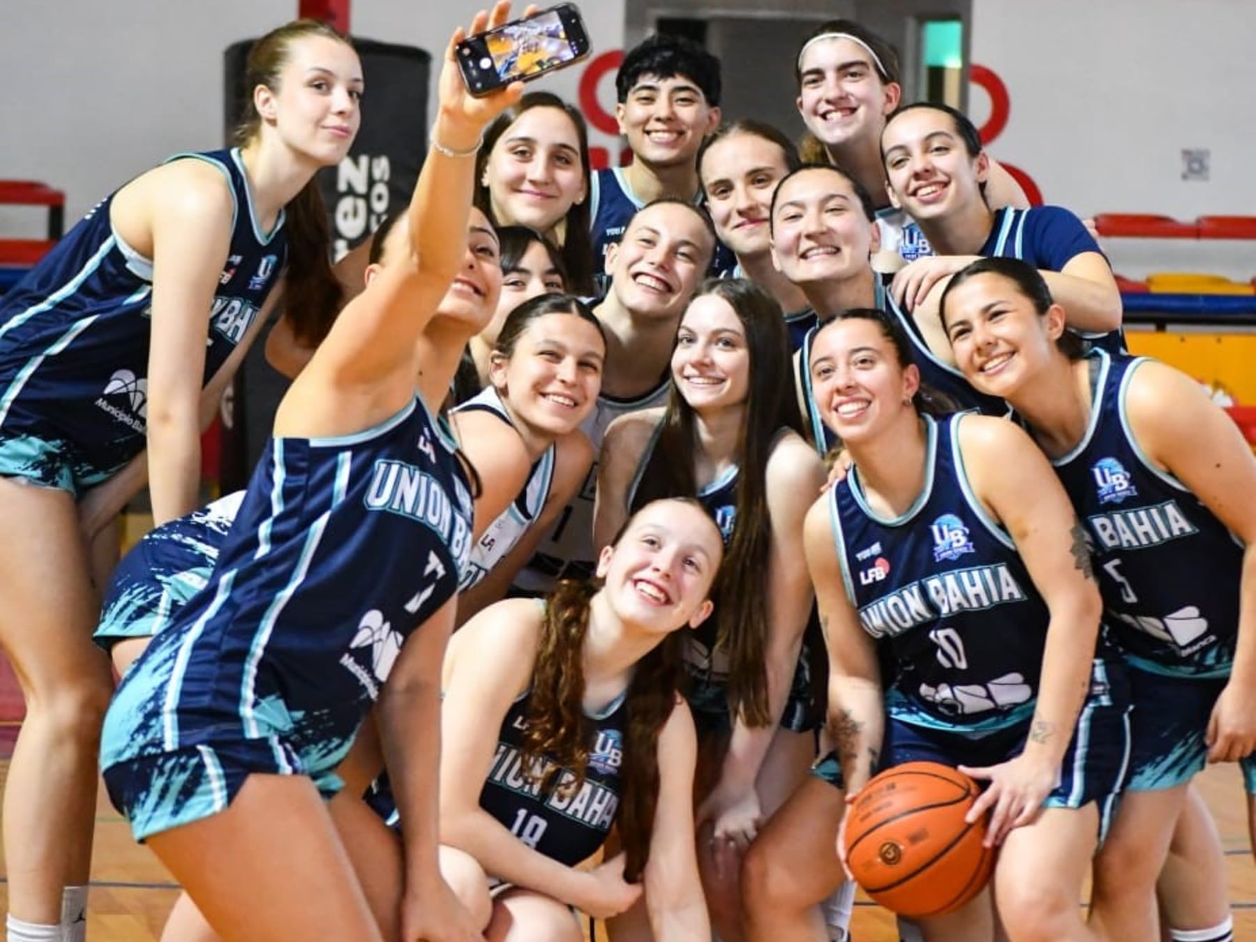Las chicas de Unión Bahía se prueban el traje grande frente a Boca