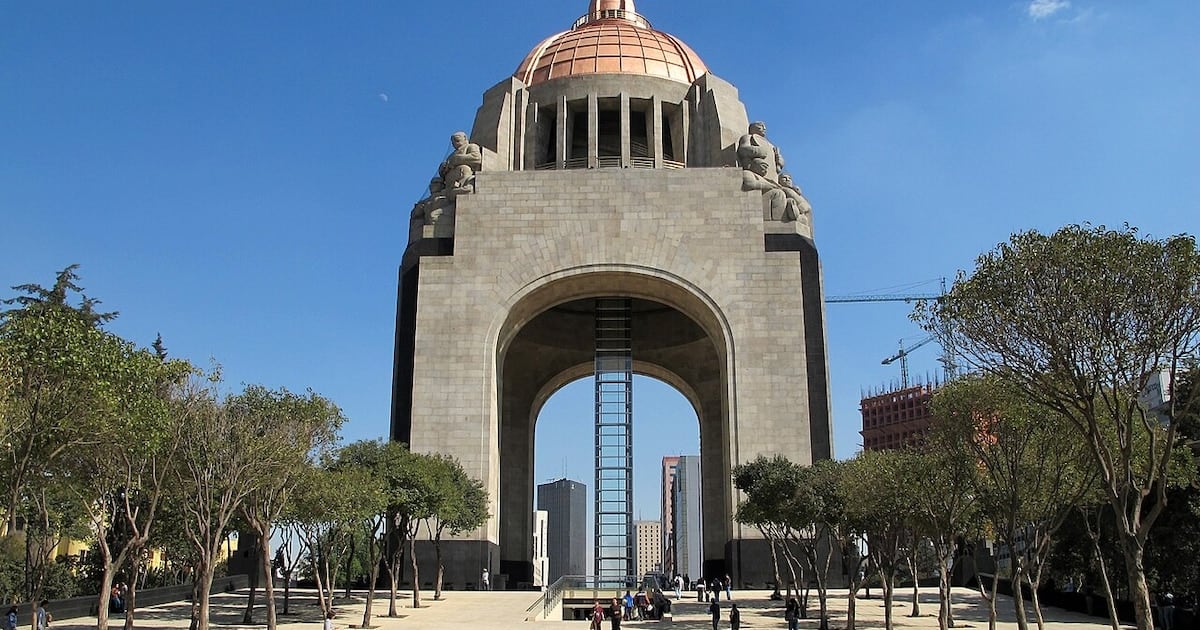 El gigante de 67 metros que corona la Plaza de la República y se consagró como el arco triunfal más alto del planeta