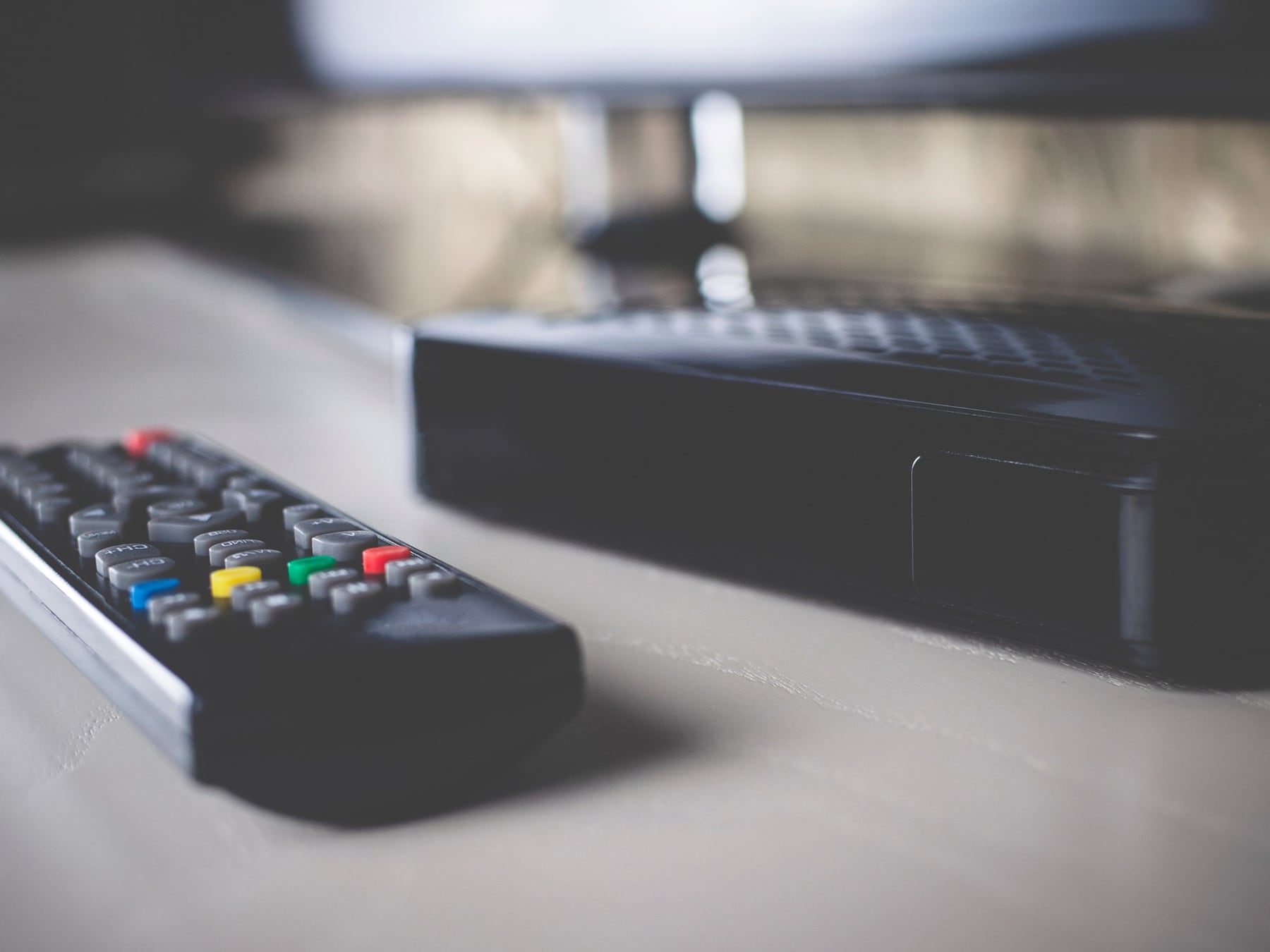 Compraste una TV box barata y te regalaron un espía con control remoto: la investigación que encendió las alarmas en Argentina