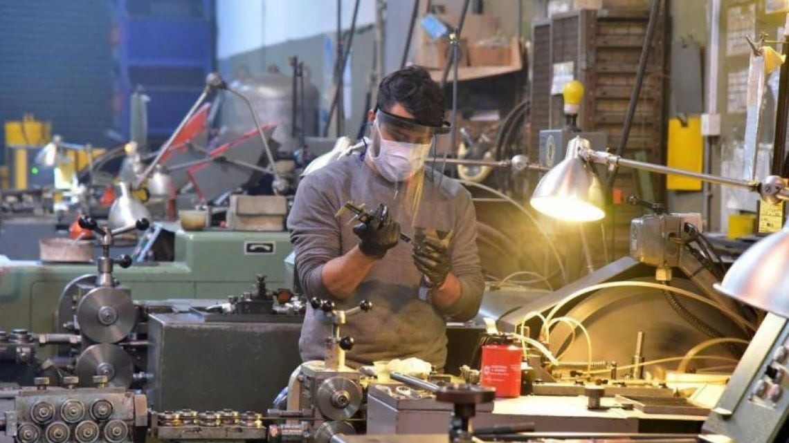 La industria opera con cuatro de cada diez puntos de capacidad ociosa y el empleo formal se resiente