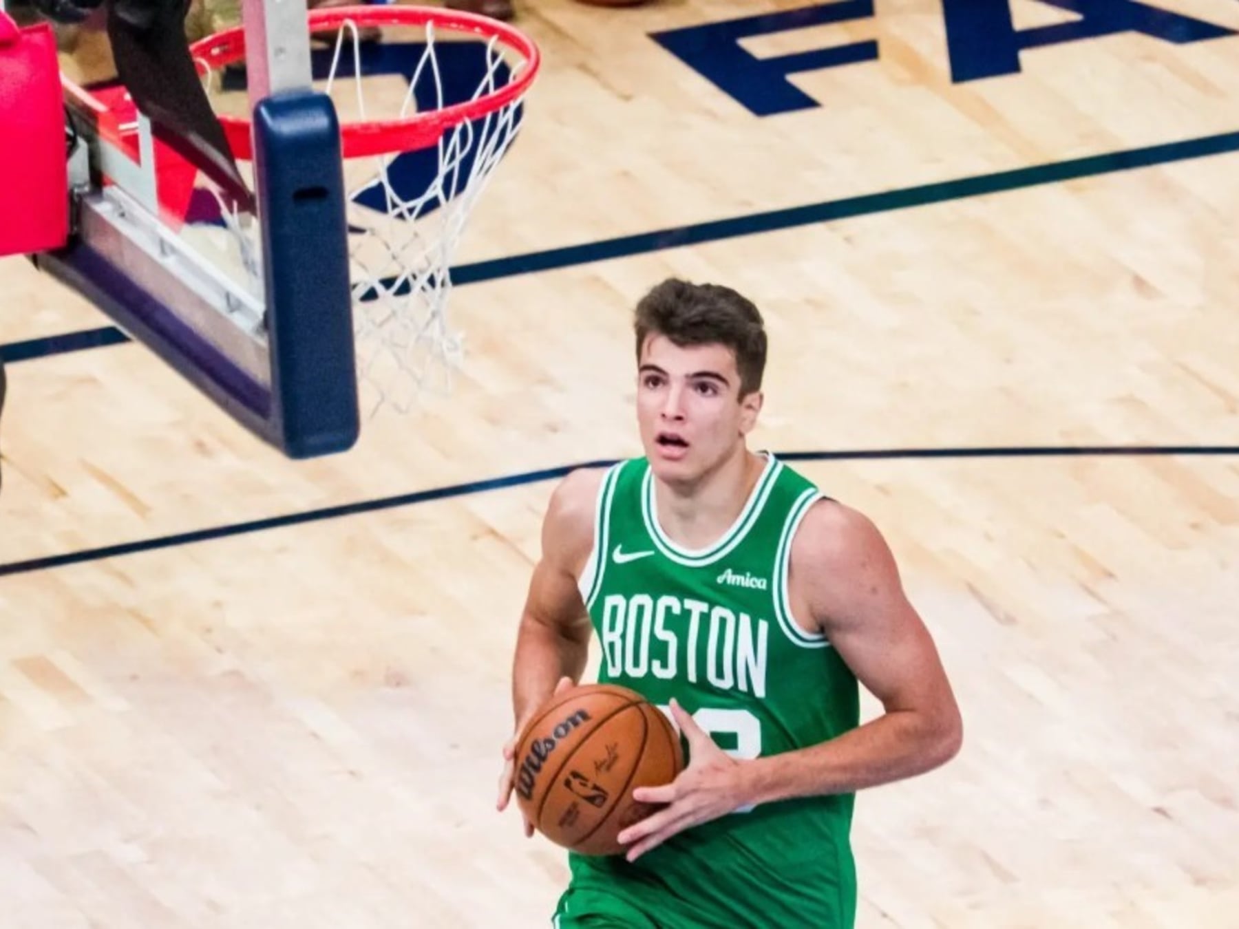 Hugo González y la volcada del crimen: los Celtics ganaron, pero los árbitros se llevaron todos los flashes