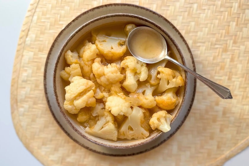 La sopa de coliflor que se come con cuchara grande: textura entera, caldo aromático y cero procesados