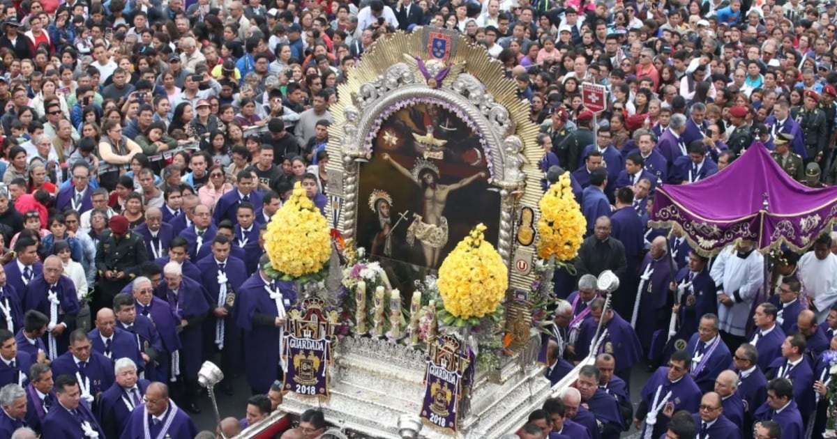 El Cristo Moreno vuelve a las calles de Lima y tiñe de morado el centro histórico