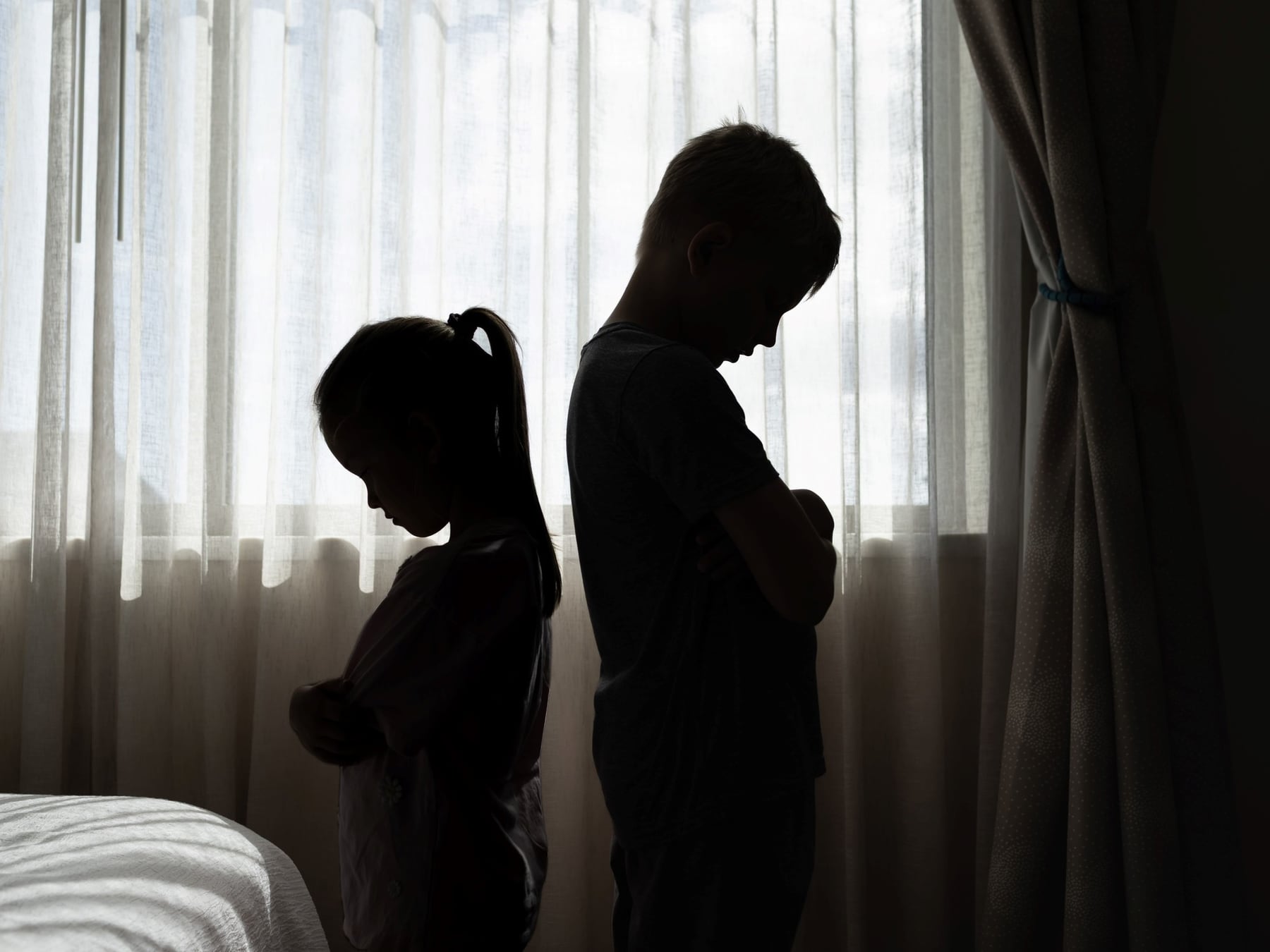Por qué dos hermanos criados bajo el mismo techo pueden llevar adentro infancias que parecen de otra familia
