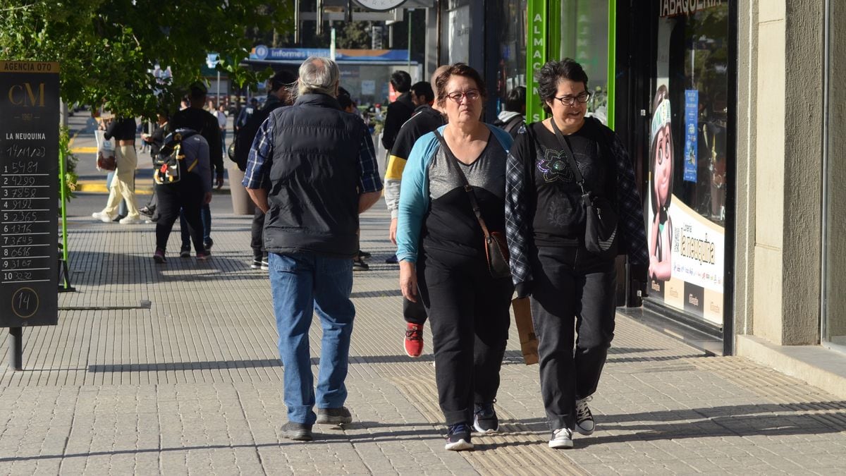 Regalos más caros, bolsillos más flacos: la postal del Día de la Madre en Neuquén