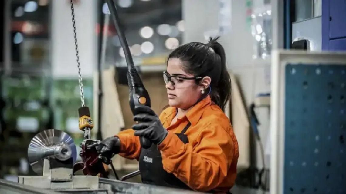 La actividad económica apenas se movió en agosto y quedó lejos de revertir el retroceso de julio