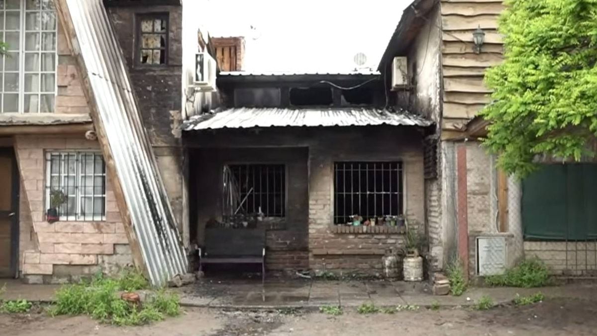 Una madrugada de terror en La Sirena: el fuego se llevó la planta baja de una casa y la familia salvó su vida de milagro