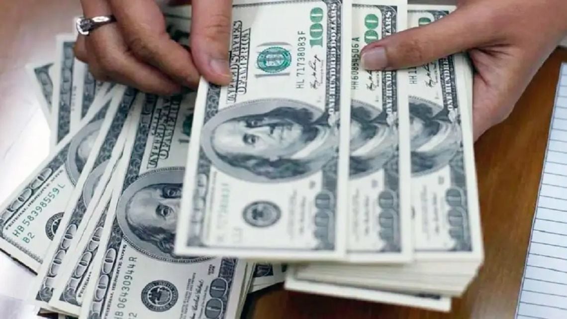 El dólar oficial llegó a $1.550 y redujo la brecha con el blue al 2,5%