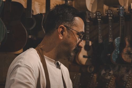 A mano, entre maderas y herrajes, Saúl Pérez Zibana resucita el ronroco neuquino