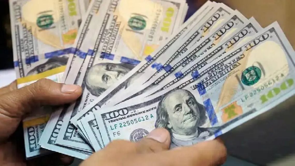 La cotización informal del dólar avanzó y terminó el lunes en 1.575 pesos